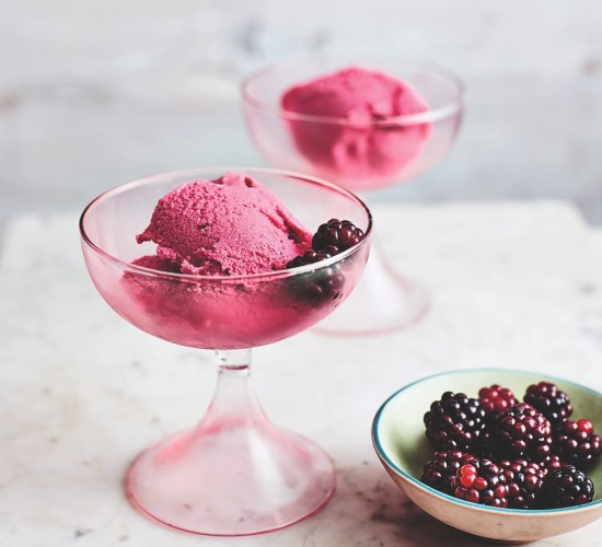 Blackberry frozen yoghurt